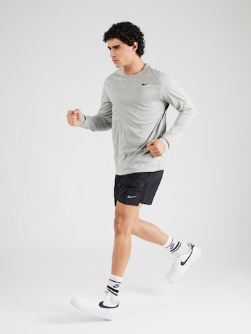 NIKE - Camiseta funcional en gris