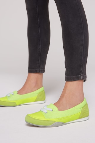 Soccx Ballet Flats in Green: front
