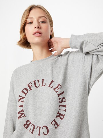 PIECES Sweatshirt 'MIND' in Grau