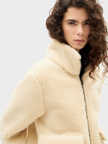 Geacă de iarnă de la Thinking MU pe alb