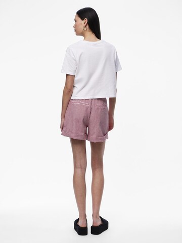 PIECES Regular Shorts 'ALLO' in Rot
