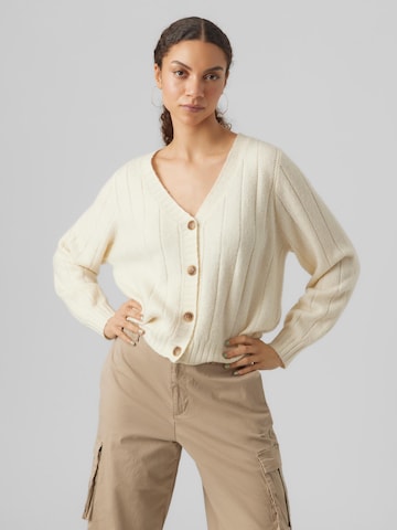 Cardigan 'MAXIN' VERO MODA en beige : devant