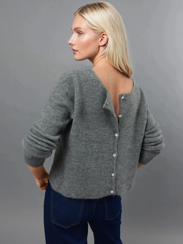 Hiccup Strickjacke in Grau: Vorderseite