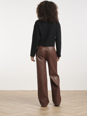 Smashed Lemon Regular Trousers in Brown