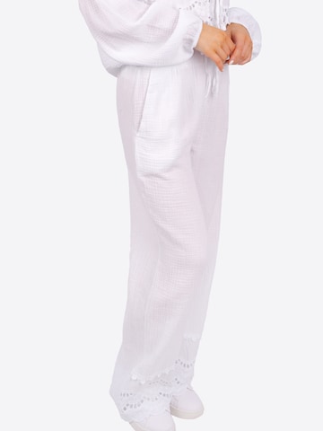 Seasons of April Wide leg Broek 'Ines' in Wit: voorkant