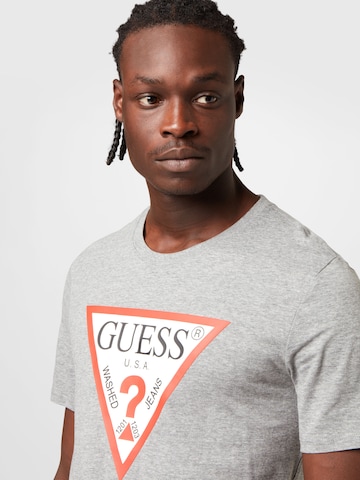 Tricou de la GUESS pe gri