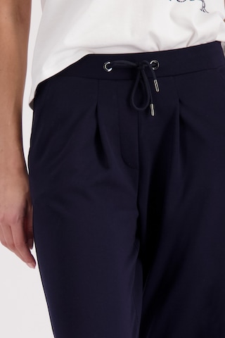 monariregular Hlače s naborima - plava boja