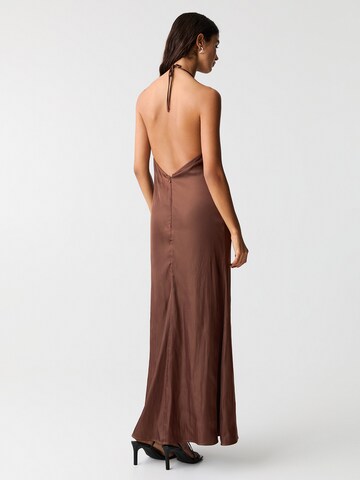 Rochie de la Pull&Bear pe maro