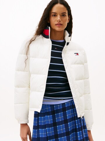 Tommy Jeans Φθινοπωρινό και ανοιξιάτικο μπουφάν 'ESS' σε λευκό: μπροστά