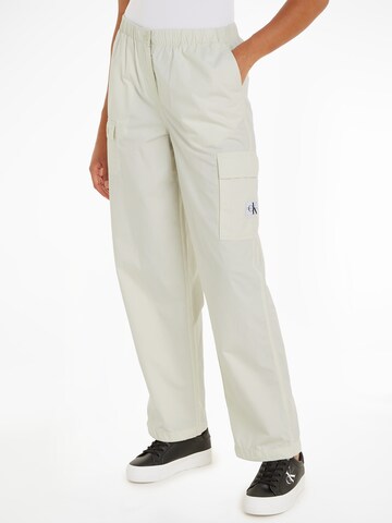 Calvin Klein Jeans Loosefit Cargohose in Weiß: Vorderseite