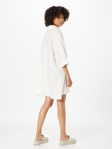 Sisley - Vestido camisero en blanco
