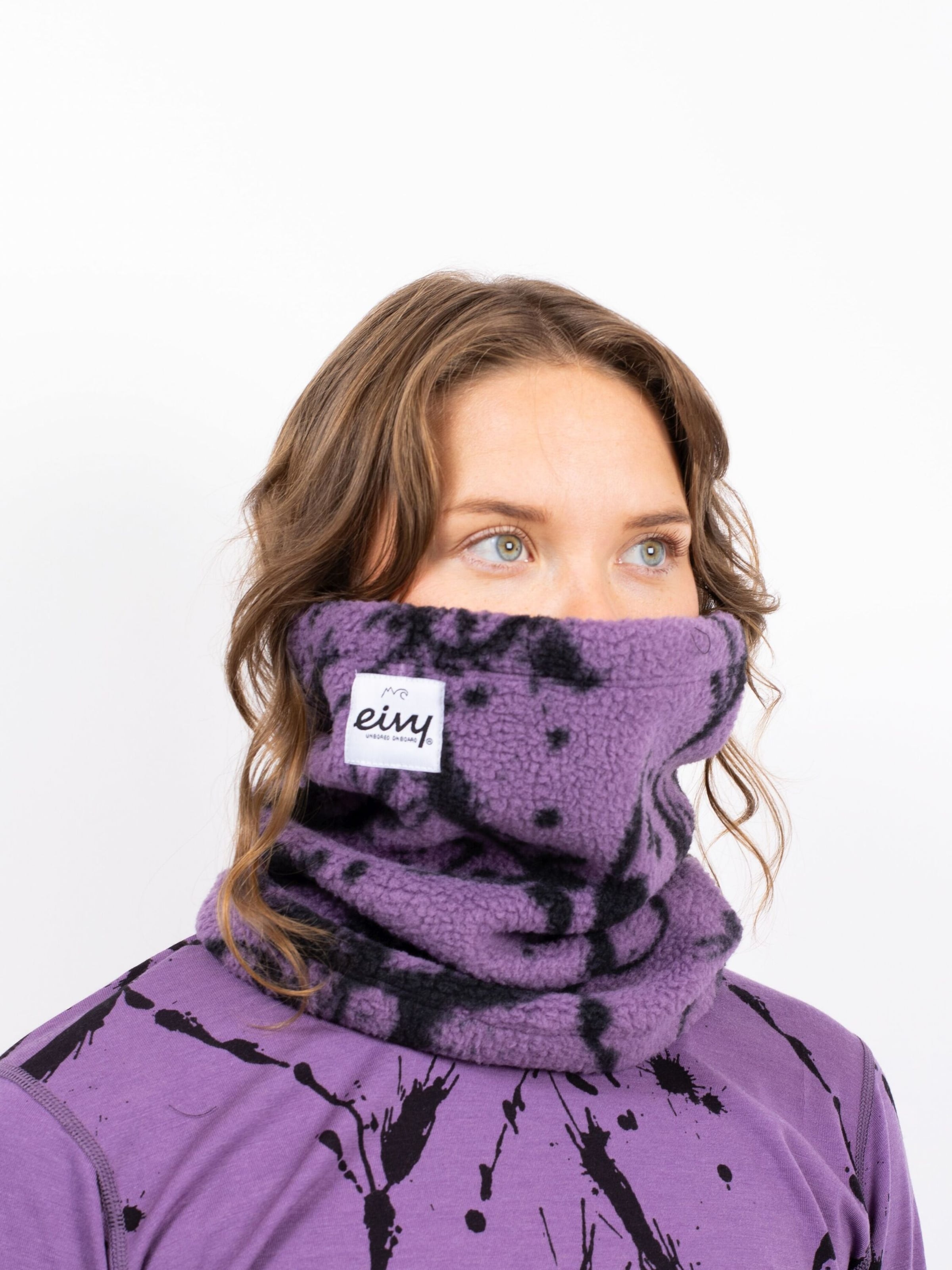 Eivy Neckwarmer Sherpa Mütze Halswärmer mit Kordelstopper in Schwarz: Vorderseite