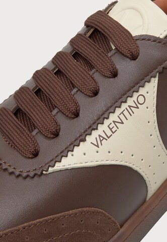 Valentino Shoes Σνίκερ χαμηλό 'RADIUS' σε καφέ: πλευρά