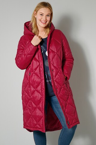 Manteau d’hiver Janet & Joyce en rouge : devant