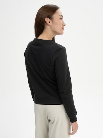 Tricou 'AASTHA' de la MELA pe negru