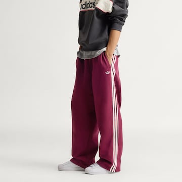 ADIDAS ORIGINALSLoosefit Hlače 'AdiSignature' - crvena boja