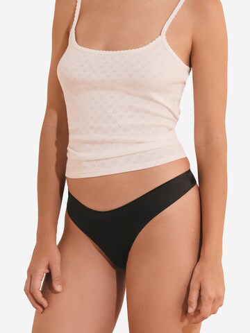 ETAM Thong 'Jeane' in Black: front