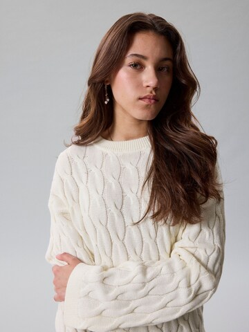 LMTD Sweater in White: front
