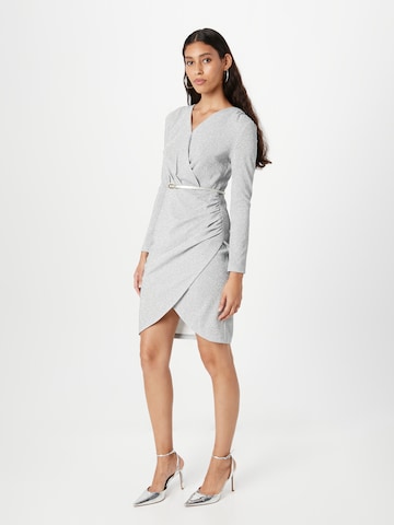 APART Koktejlové šaty – stříbrná: přední strana