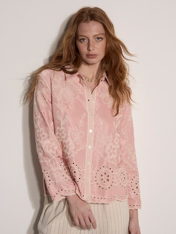 Apricot Floral Embroidered Blouse ' ' in Pink: Vorderseite