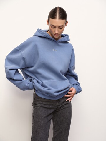 Sweat-shirt 'Zoey' RÆRE by Lorena Rae en bleu