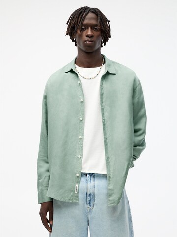 Pull&Bear Comfort fit Button Up Shirt in Green: front