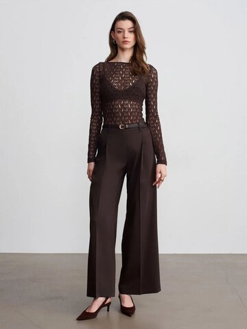Dilvin Wide leg Pants in Brown: front