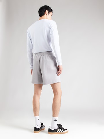 ADIDAS ORIGINALS Обычный Штаны 'ESS' в Серый: сзади