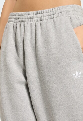 Loosefit Pantalon 'Essentials' ADIDAS ORIGINALS en gris