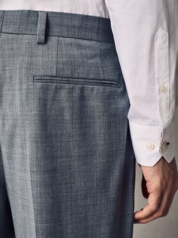 Slimfit Pantaloni con piega frontale di Next in grigio