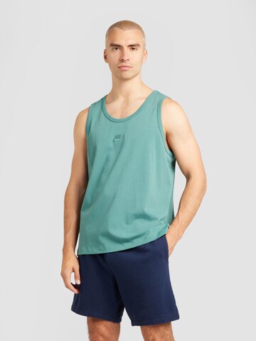 T-Shirt 'ESSNTL' Nike Sportswear en vert : devant