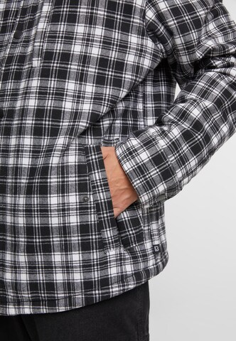 Coupe regular Veste mi-saison 'Sherpa' Brandit en blanc