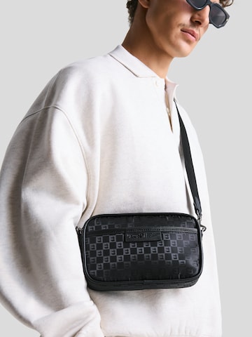 Bershka Olkalaukku värissä musta
