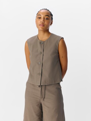 OBJECT Vest i grå: forside