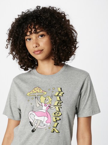 Iriedaily T-Shirt 'Alicetopia' in Grau