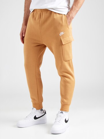 Effilé Pantalon cargo 'CLUB' Nike Sportswear en marron : devant