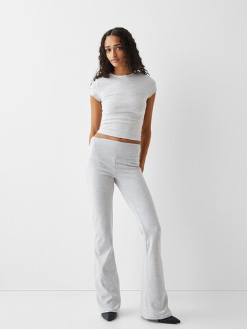 Bershka Flared Broek in Grijs