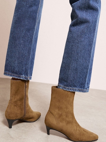 Botine de la Friends Like These pe maro: față