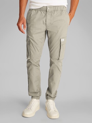 Calvin Klein Jeans Tapered Παντελόνι cargo σε γκρι: μπροστά