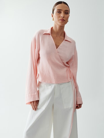 The Fated Blouse 'TANNON' in Pink: front