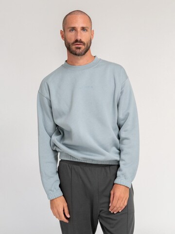 LOTUSCRAFTS Sportsweatshirt 'FEND'‌‌‌‌ in Blau: Vorderseite