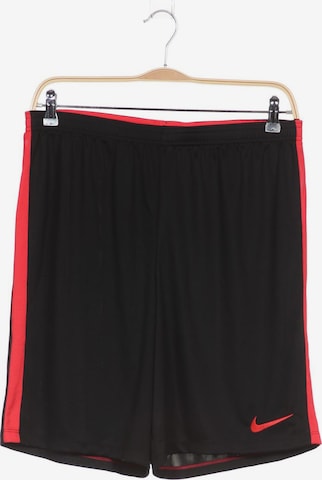 NIKE Shorts 38 in Schwarz: predná strana