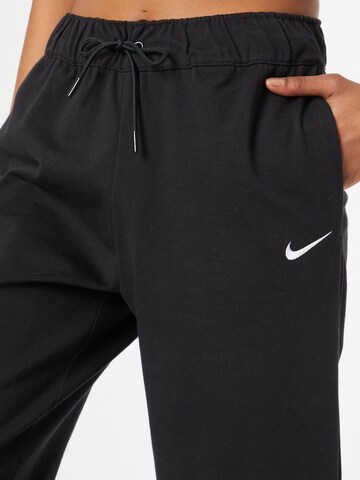 Tapered Pantaloni de la Nike Sportswear pe negru