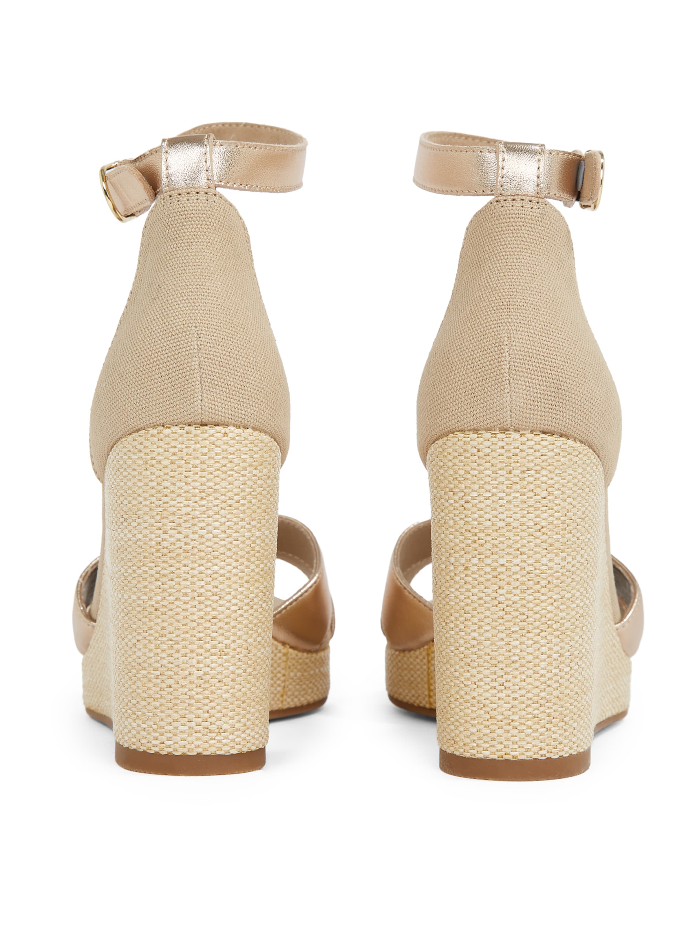 TOMMY HILFIGER - Sandálias com tiras em ouro