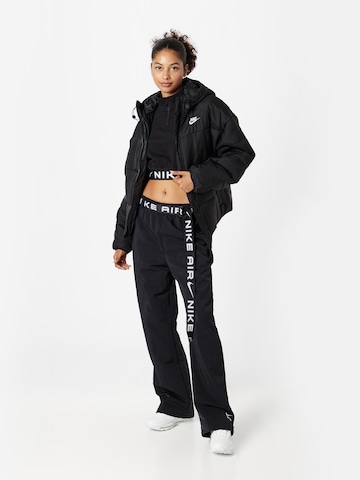 Nike SportswearZimska jakna 'Essentials' - crna boja