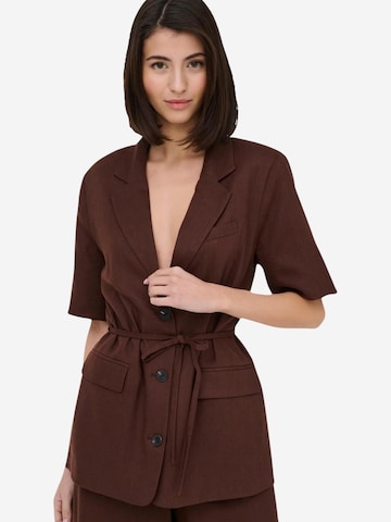 Blazer 'Jdynaomi Linen S/S Belt Blazer Tlr 15373938' di Jaqueline de Yong in marrone