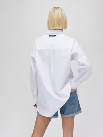 UNFOLLOWED x ABOUT YOU Blouse 'VACAY' in White: back