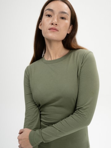 Tricou 'Dhivya' de la MELA pe verde