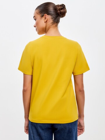 CAT by Maniita Lacitta Shirt 'COUNTRY CAT' in Geel