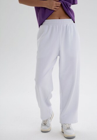ET Nos Loose fit Pants in White: front